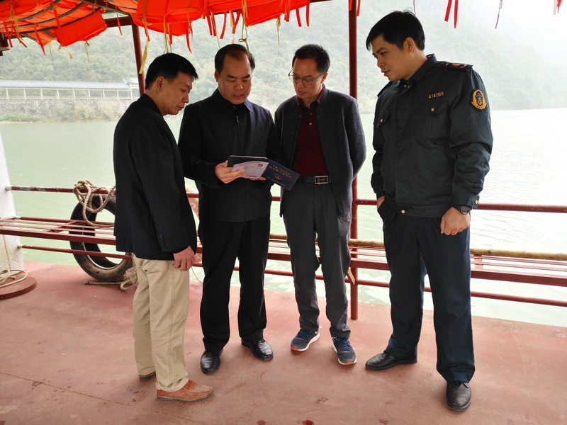 何月甫局长带队认真检查渡船证件，强调要时刻把人民群众生命安全放在第一位。1.jpg