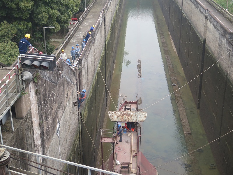 西津船闸正在安装检修浮动门.jpg 西津船闸正在安装检修浮动门.jpg