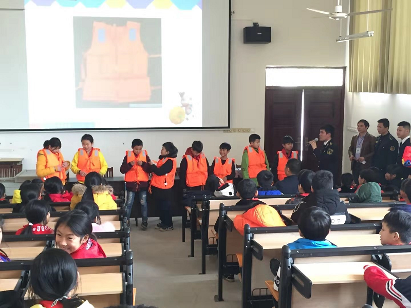 进入龙头镇中心小学，与在场的200名师生共同学习水上交通相关安全知识0.png