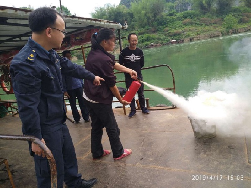 图为在新圩渡口忻城横015客渡船上进行失火应急自救演练，港航所所长蓝华在旁做指导，由渡船驾驶员实施灭火器灭火操作。.jpg
