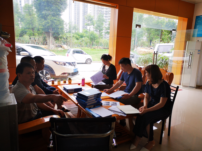 检查组到企业进行资质核查.png 检查组到企业进行资质核查.png