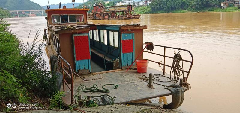 图为捞砂船在渡口上下游200米采砂作业.png 图为捞砂船在渡口上下游200米采砂作业.png