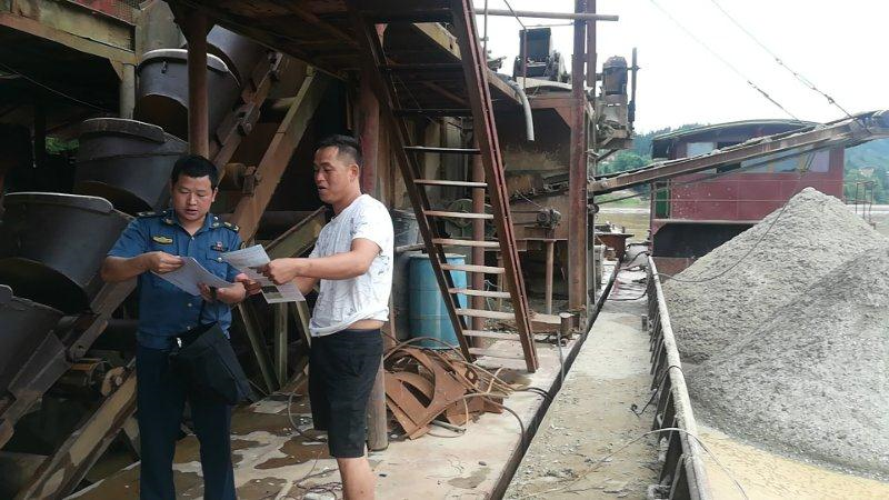 图为执法人员在采砂船宣传法律法规.png 图为执法人员在采砂船宣传法律法规.png