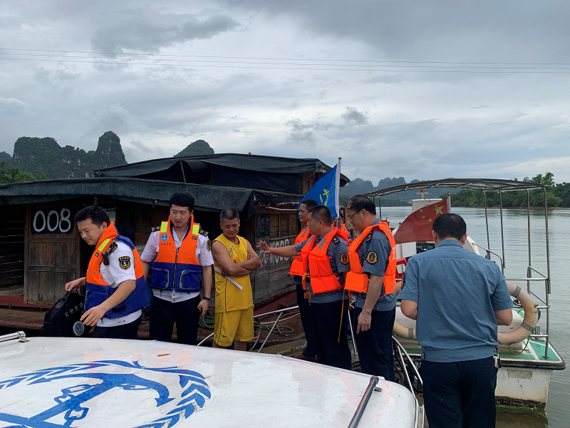 执法人员对船主进行宣传教育.png