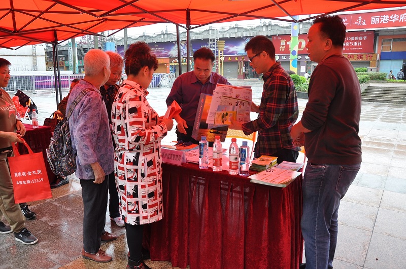 在宣传点接受现场咨询、派发宣传资料，向市民普及宣传防灾减灾安全知识.JPG