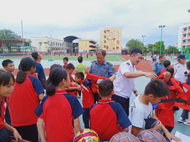 崇左市港航管理局、广西崇左海事处工作人员为学生讲解救生衣穿戴方法.png
