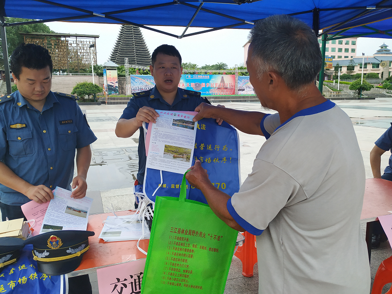 图为在广场开展安全生产宣传咨询日主题活动.png 图为在广场开展安全生产宣传咨询日主题活动.png