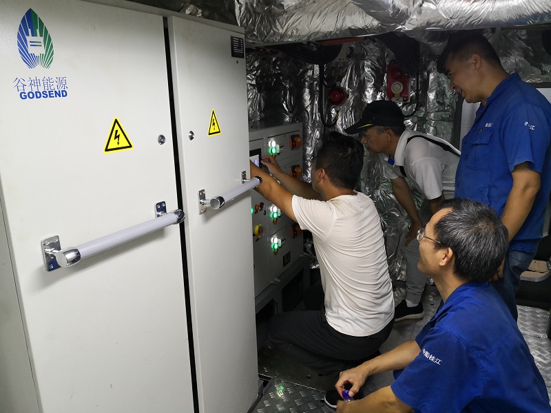 检查蓄电池舱.jpg 检查蓄电池舱.jpg