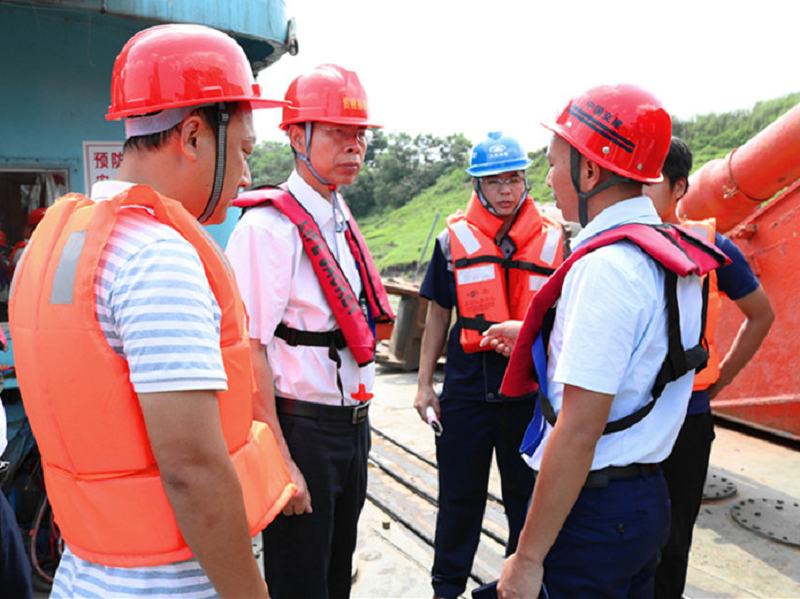 刘临雄(左二)听取施工情况.png 刘临雄(左二)听取施工情况.png