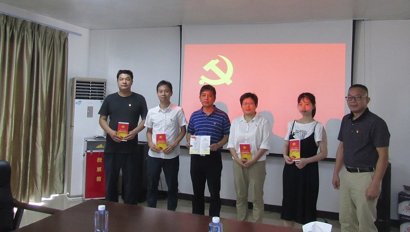 (1.2)6月13日，支部给党员过政治生日.jpg
