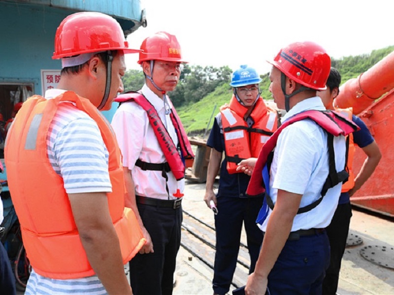 8月29日，贵港至梧州3000吨级航道工程建设指挥部（以下简称“指挥部”）指挥长刘临雄（左二）、工程处处长陈艺和项目总监等一行，到小壬滩航道整治工程现场进行检查。刘临雄（左二）听取施工情况.jpg