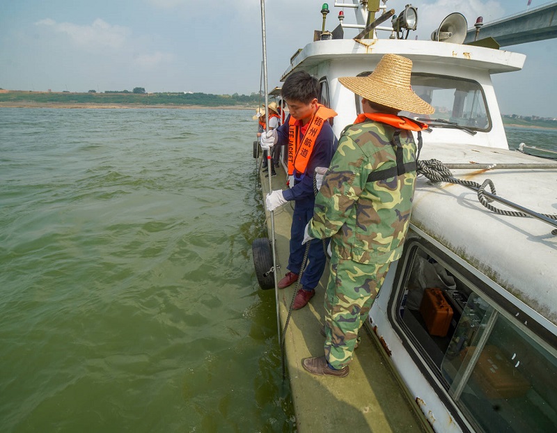 开展应急扫床和水下地形测量1.jpg