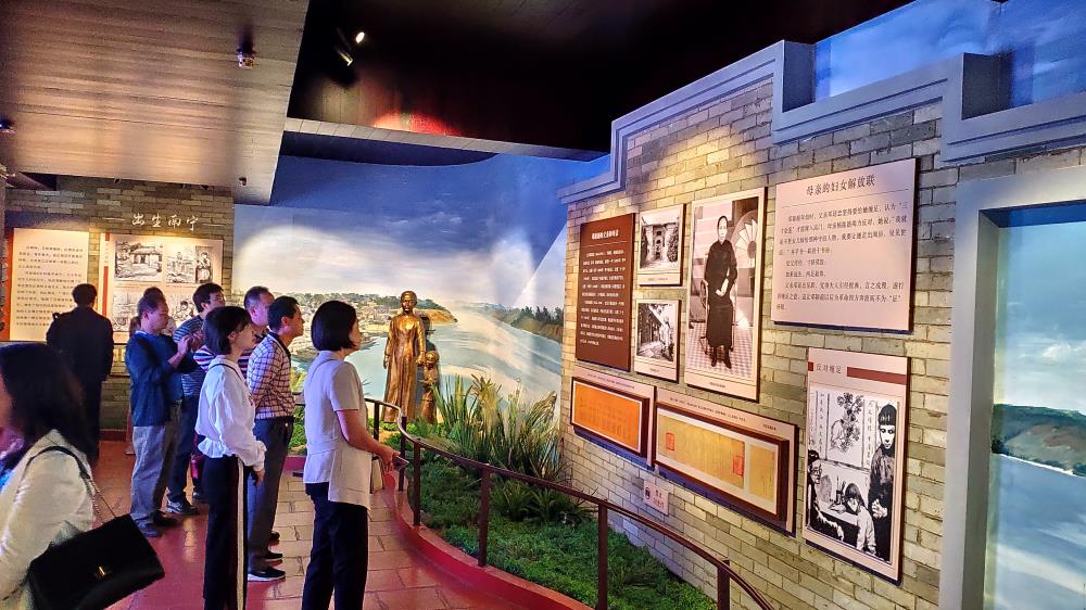 党员们认真参观1.jpg 党员们认真参观1.jpg