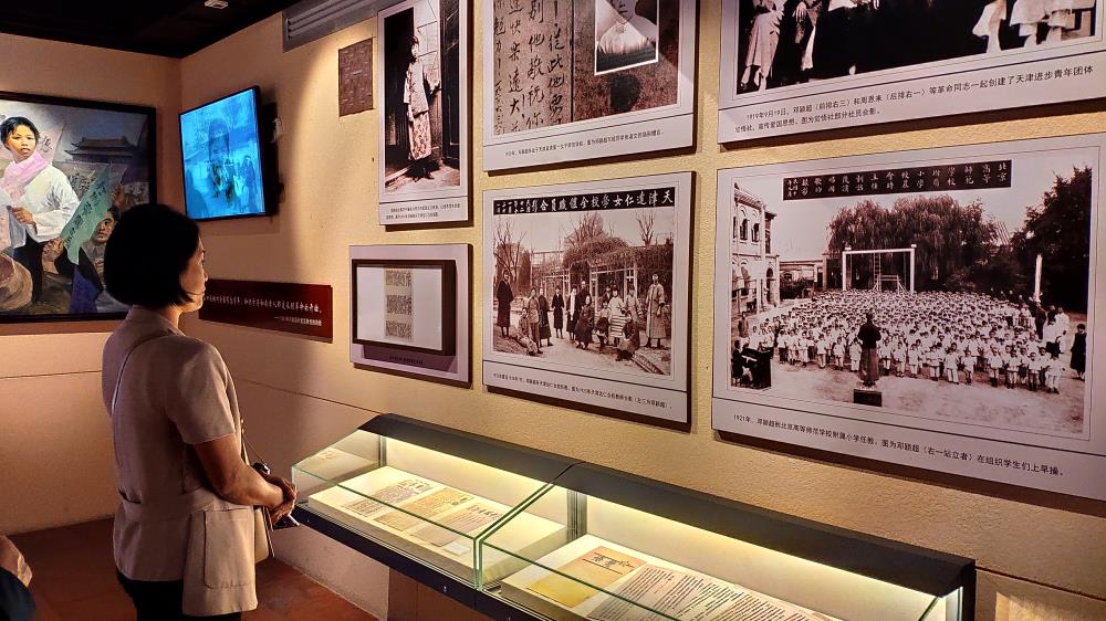 党员们认真参观2.jpg 党员们认真参观2.jpg