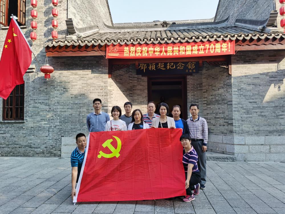 纪念馆前留影.jpg 纪念馆前留影.jpg