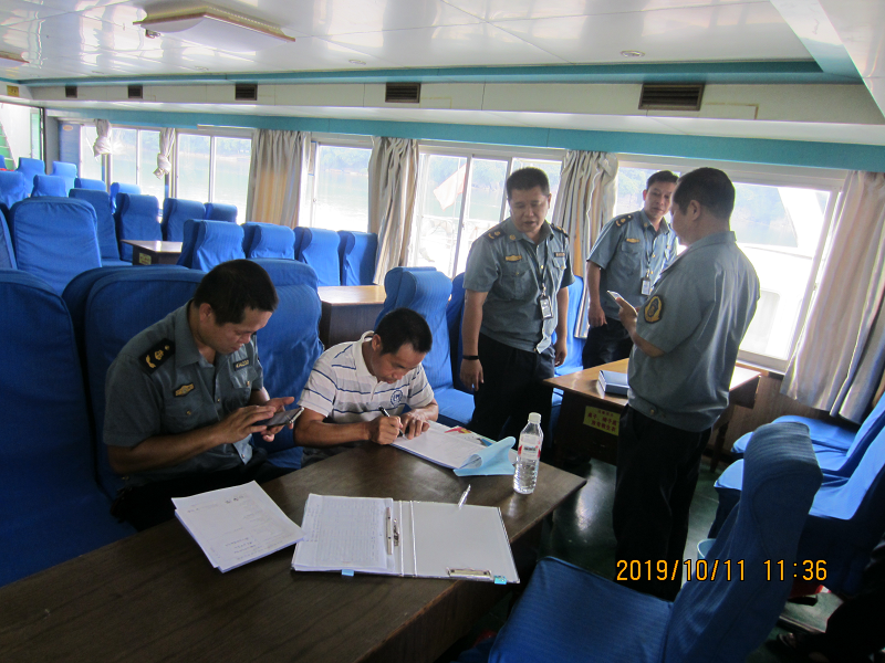 执法人员在检查游船证件.png