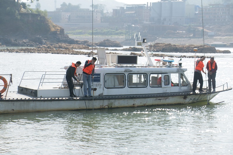 测绘处正在开展现场应急测量（?；耘纳悖?jpg