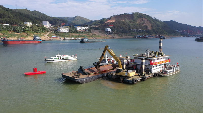 演练正在进行疏浚清挖（罗海供图）.png