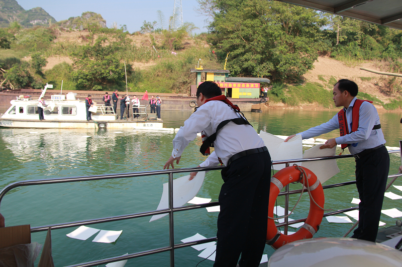 救援人员在抛撒吸油毡清除油污.png 救援人员在抛撒吸油毡清除油污.png