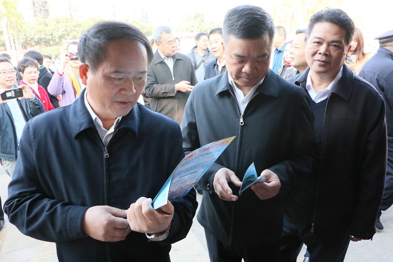 梧州市委书记全桂寿到现场咨询台了解该局法律宣传工作.JPG