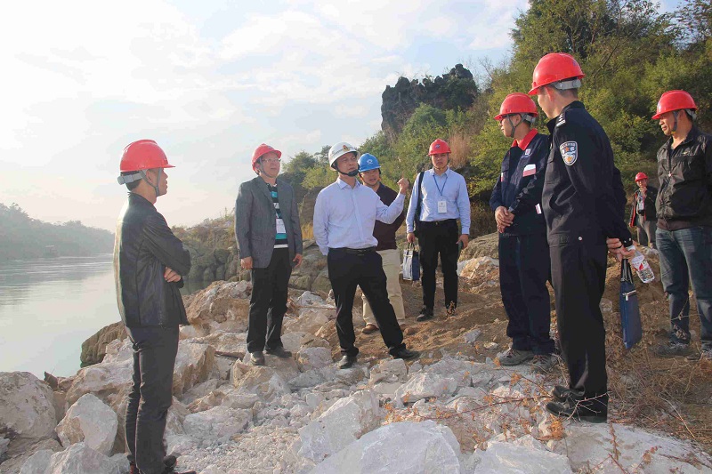 在龙珠石陆上炸石面实地调研，强调安全的重要性.JPG