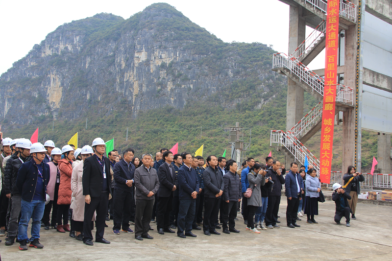 崇左市、扶绥县、渠黎镇干部职工、群众代表及山秀水电站职工代表参加开工仪式.png