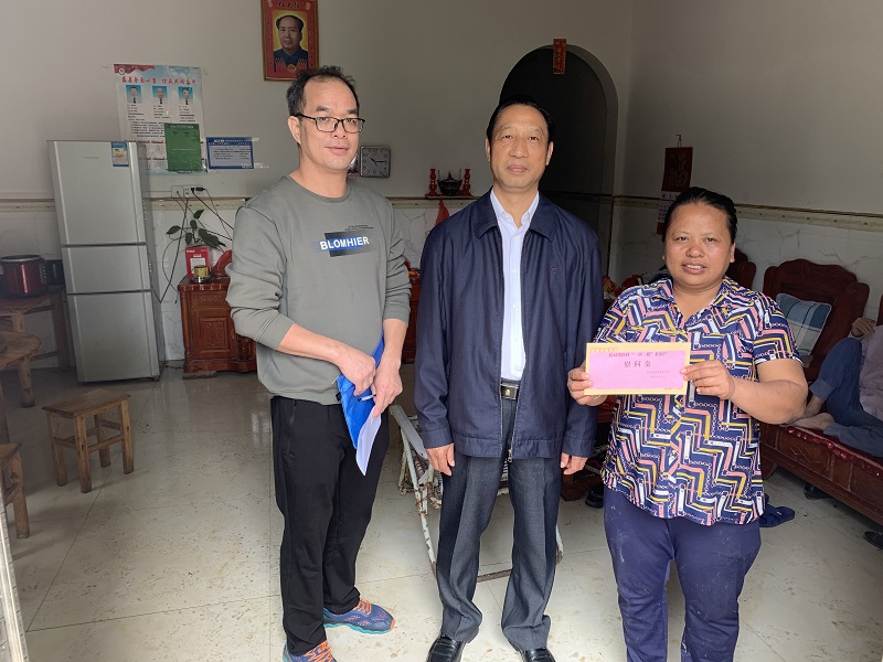 2、看望中心结对帮扶贫困户并送上慰问金1.jpg
