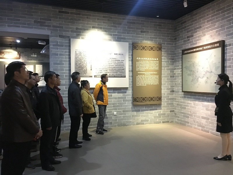 广西革命纪念馆内参观.jpg