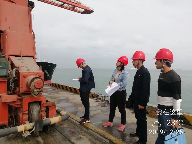 检查组在码头前沿检查.jpg