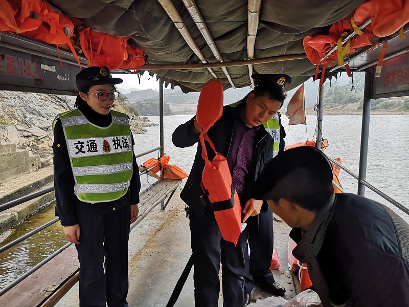 大石渡船发放救生衣（朱富全摄） (1).jpg