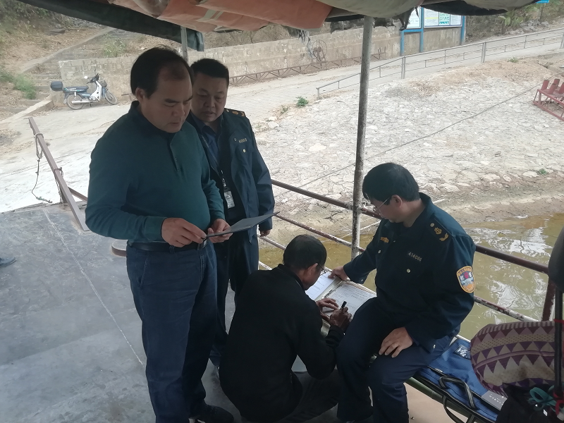 崇左市港航管理局局长何月甫认真检查渡船证件.png 崇左市港航管理局局长何月甫认真检查渡船证件.png