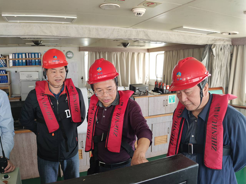 调研组在国轮“炜伦巨龙”船舶上调研引航工作.png 调研组在国轮“炜伦巨龙”船舶上调研引航工作.png