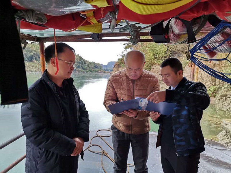 检查组在忻城县开展检查.jpg 检查组在忻城县开展检查.jpg