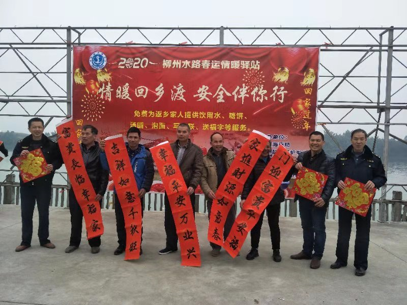 工作人员给农民工送春联.png 工作人员给农民工送春联.png