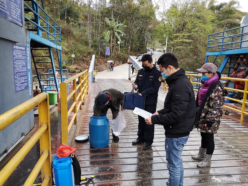 发放消毒物资.jpg 发放消毒物资.jpg