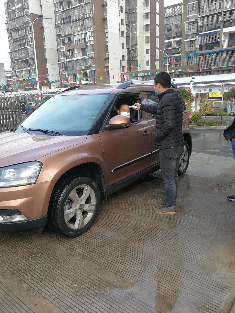 测量体温.jpg 测量体温.jpg