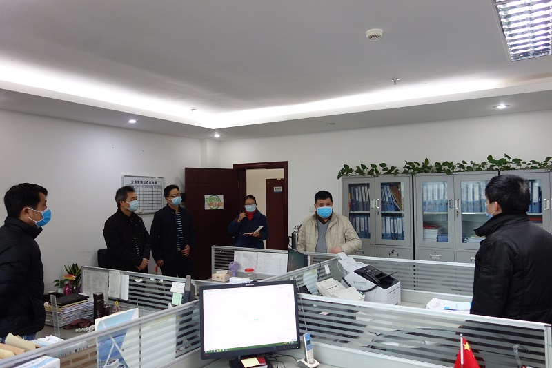 督查组到机关办公室向上班人员询问了解人员弹性上班安排及防控物资发放使用情况.JPG