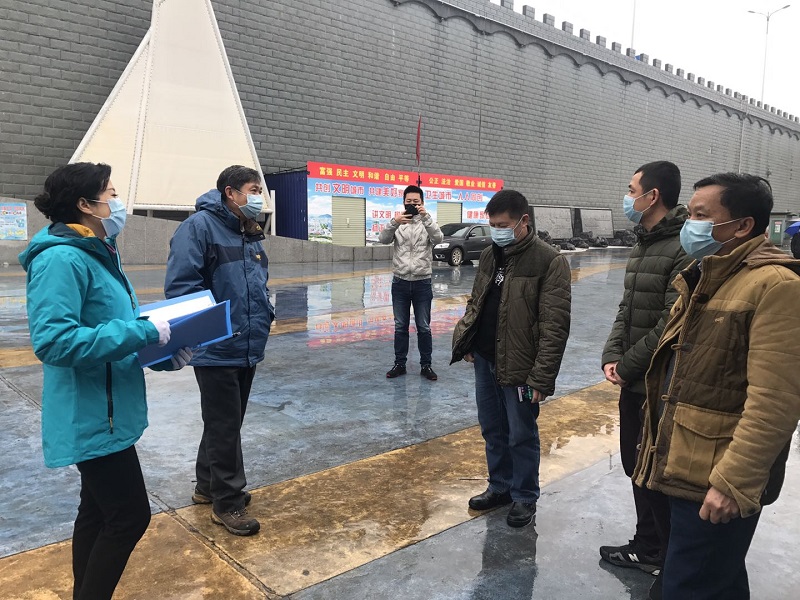 柳州市交通运输局副局长刘勇、市港航管理处副主任梁丽华在南车渡码头督查疫情防控工作.jpg