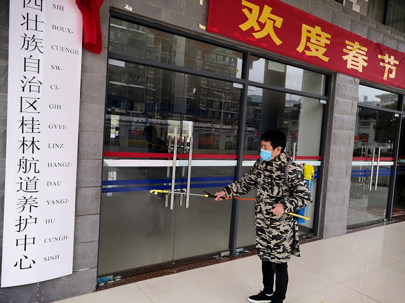 杨庆波在给机关大楼进行消毒作业.jpg 杨庆波在给机关大楼进行消毒作业.jpg