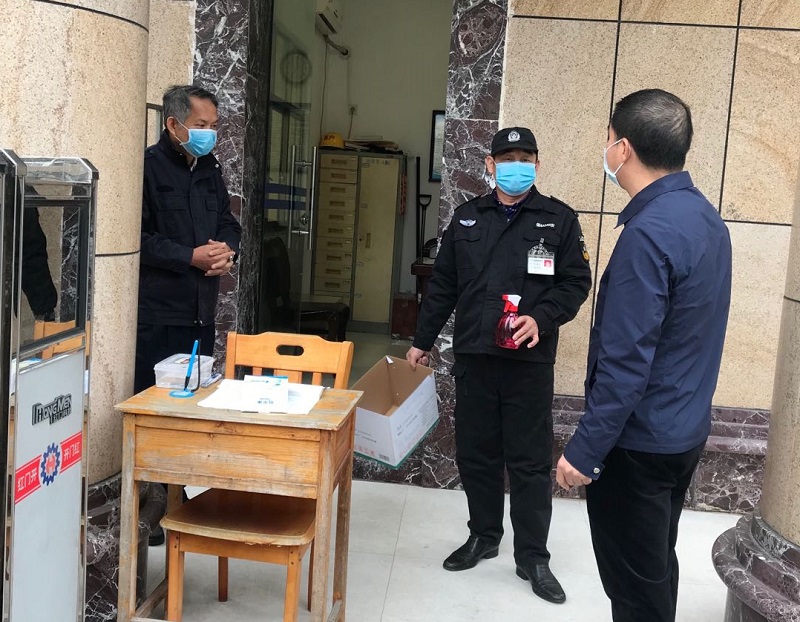 严翔主任(右一)在检查和布置防疫工作.jpg 严翔主任(右一)在检查和布置防疫工作.jpg