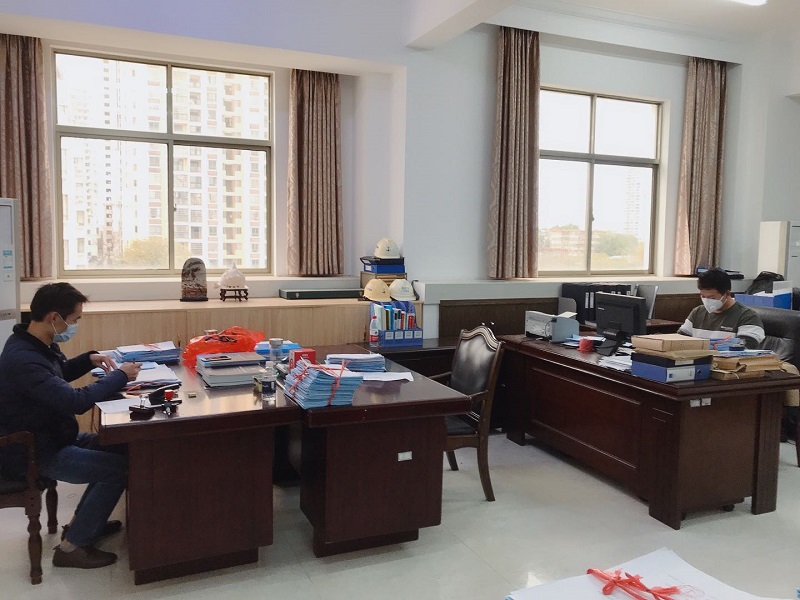 验船师在工作.jpg 验船师在工作.jpg