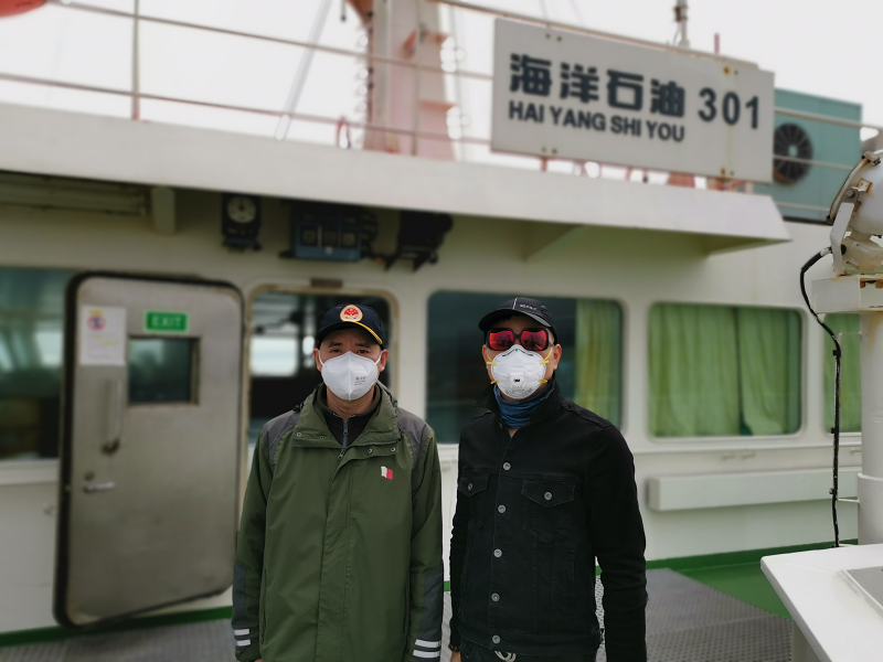 图为:引航任务结束后船长与引航员合影.png 图为:引航任务结束后船长与引航员合影.png