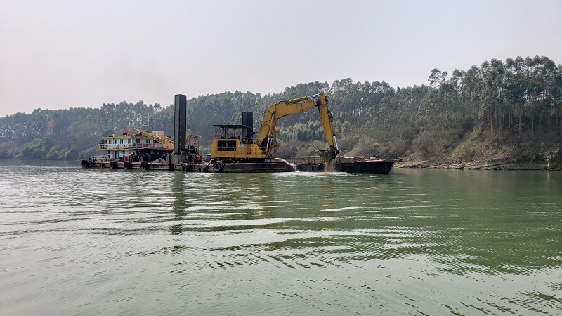 疏浚船在罂煲窑滩施工.jpg