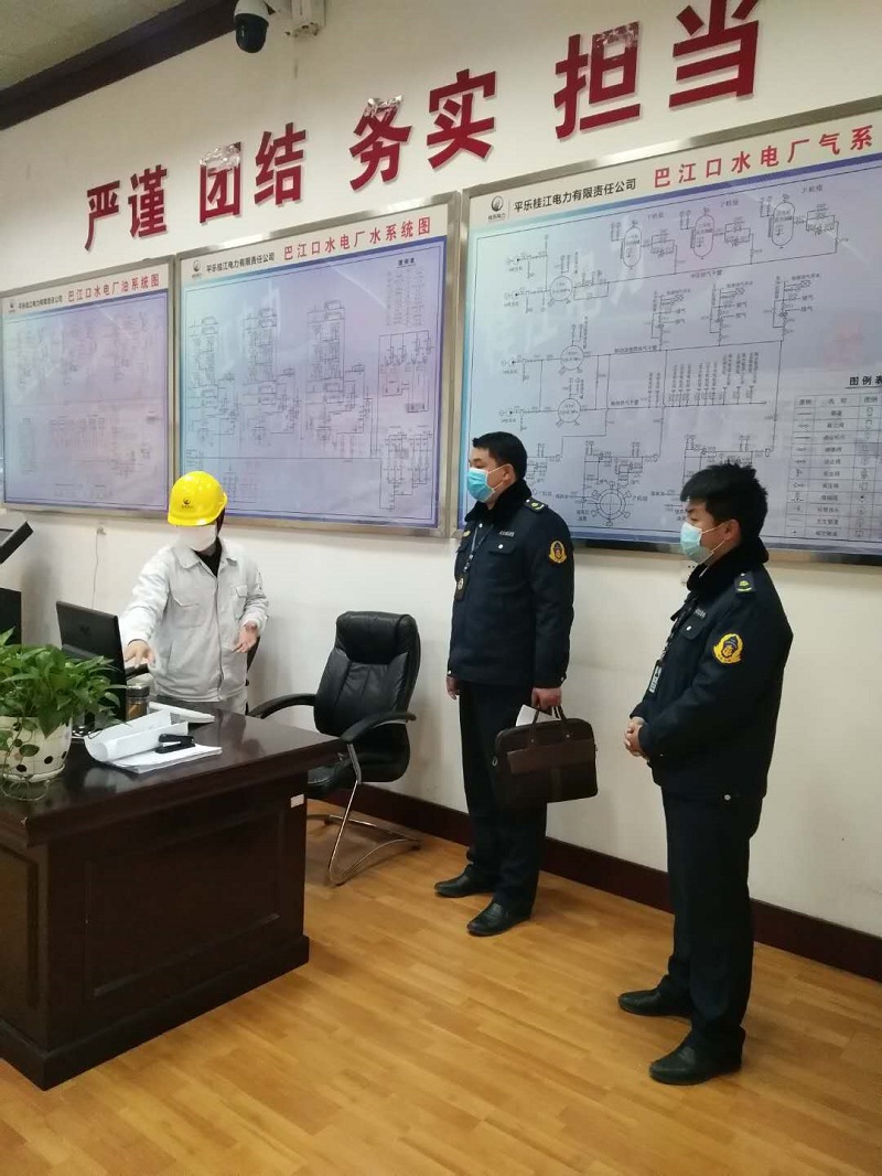 执法人员现场了解疫情防疫的情况.jpg 执法人员现场了解疫情防疫的情况.jpg