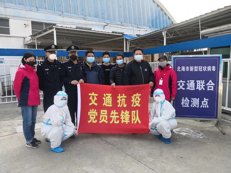 党员先锋在国际客运港交通抗疫点.jpg