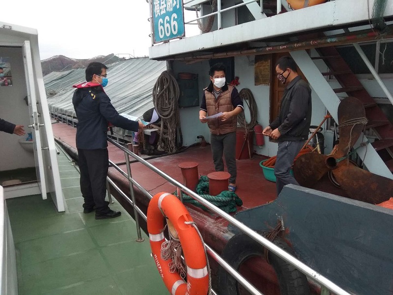 工作人员开展船舶防疫宣传.jpg