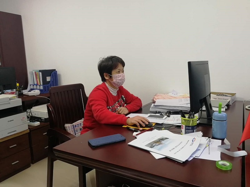 李卓妮同志在工程处办公室开展工作.jpg 李卓妮同志在工程处办公室开展工作.jpg