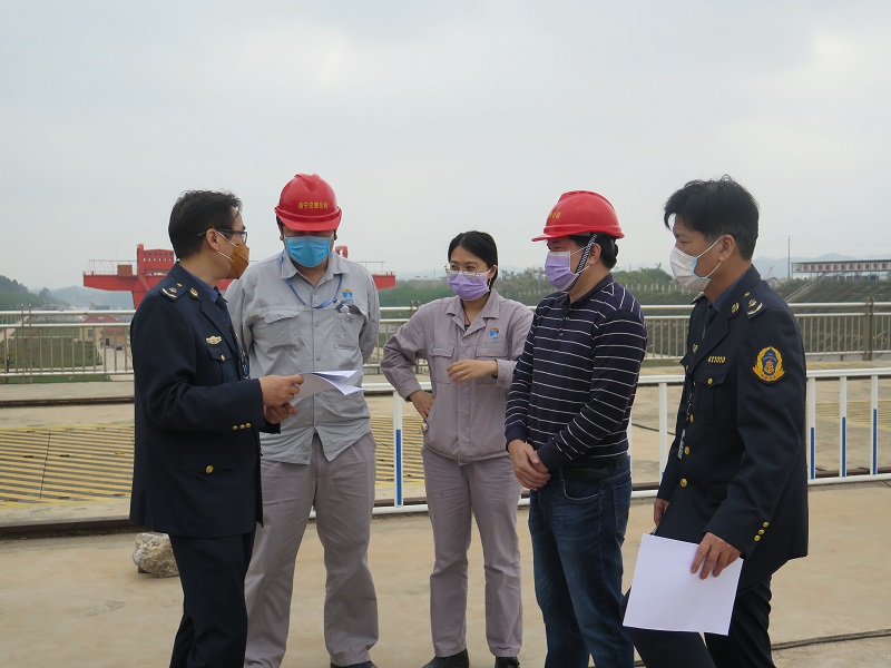 执法人员对邕宁船闸维修项目进行核查.jpg