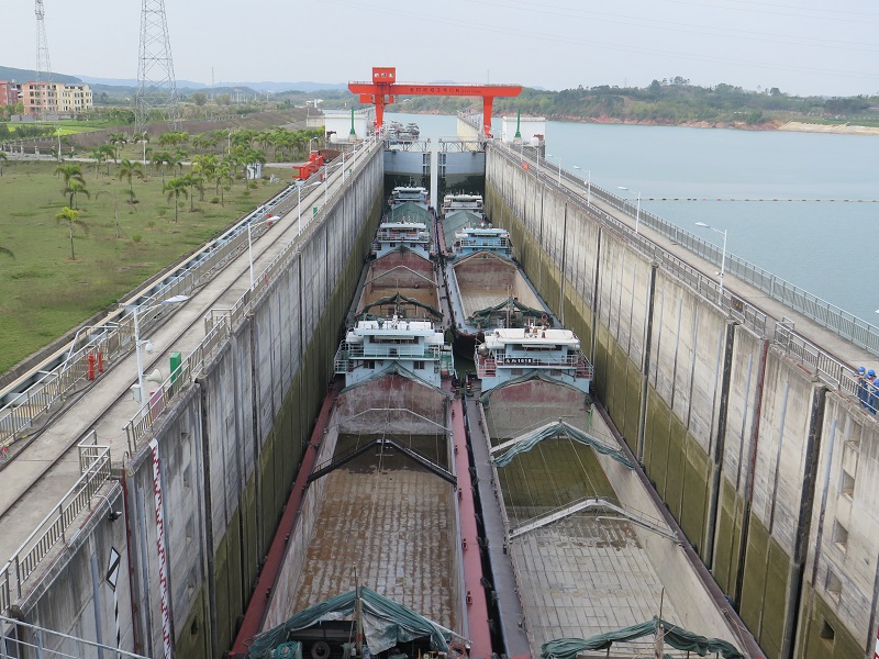 老口船闸闸室内的过闸船舶.jpg