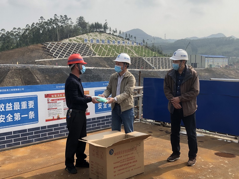 3月9日上午，市交通运输局局长韦宁带队赴红花二线船闸工程现场调研复工复产情况，看望并慰问一线工作人员，为企业送去防护口罩500个.jpg
